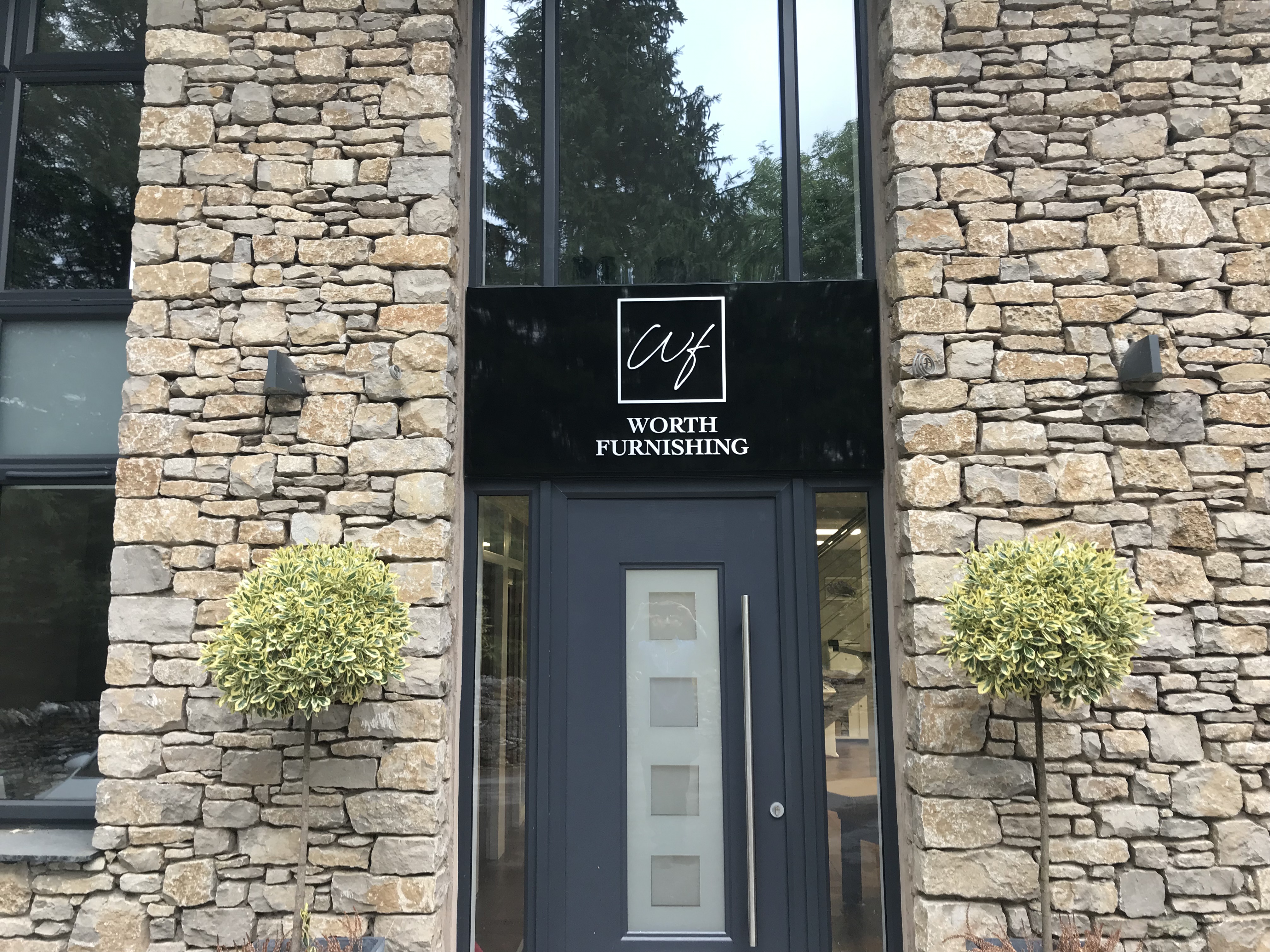 Entrance tray with brushed letters
